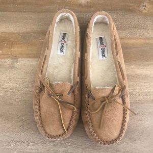 Minnetonka Slippers: Size 11